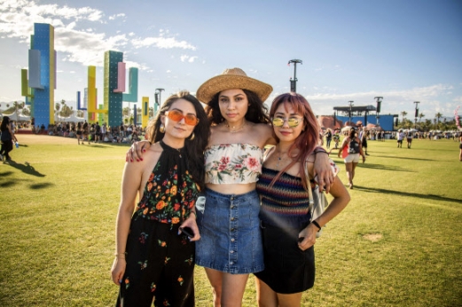 축제 참석자들이 19일(현지시간) 미국 캘리포니아주 인디오에서 열린 ‘the Coachella Music & Arts Festival’에서 포즈를 취하고 있다. AP 연합뉴스