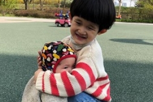 [EN스타] 봉태규 아들 시하, 여동생 아끼는 착한 오빠 ‘미소 가득’