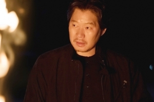 ‘자백’ 유재명, 솟아오르는 화염 속 집요한 눈빛 ‘긴장감 폭발’