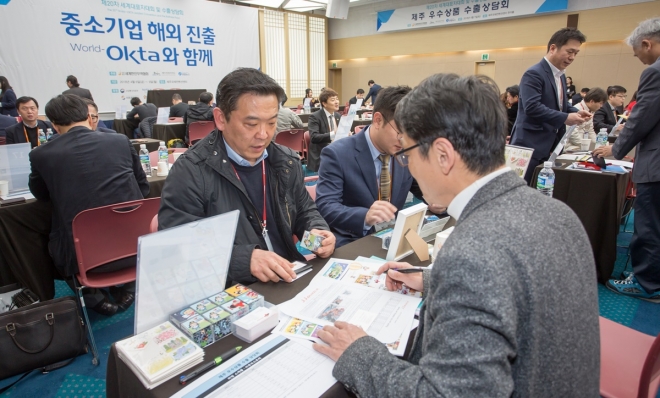 제주도에서 열린 지난 월드옥타 세계대표자대회에서 월드옥타 회원들이 중소기업의 수출 상담을 하는 모습. 월드옥타 제공