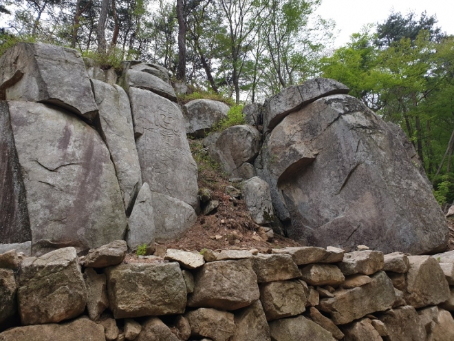 선암사 뒤켠의 대각암 오르는 길에 마애여래입상이 서 있다. 사진으로 보면 작아 보이지만 7m 바위에 입상 높이만 4.6m에 이른다.