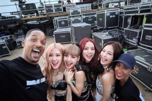 [EN스타] 윌 스미스 부부, 블랙핑크와 인증샷 ‘환한 미소’