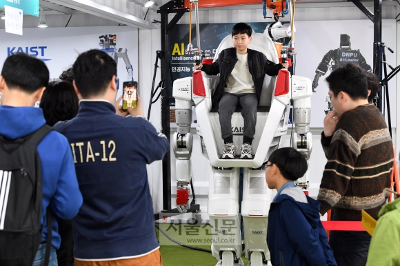 막오른 대한민국 과학축제… 탑승형 로봇 체험하는 아이들