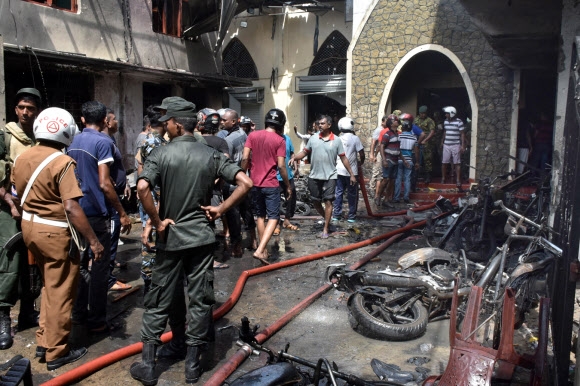 스리랑카 곳곳에서 21일 연쇄 폭발이 발생해 수백명의 사상자가 발생한 가운데, 폭발이 일어난 동부 해안의 바티칼로아의 기독교 교회에 지역 경찰이 모여 있다. 2019.4.21  EPA 연합뉴스
