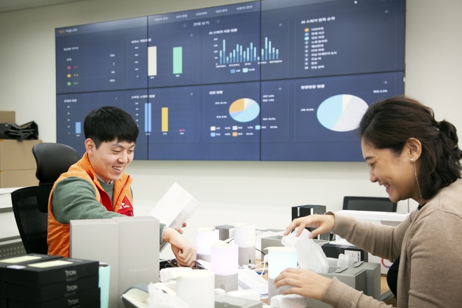 서울 성동구에 있는 ICT 케어센터에서 SK텔레콤 관계자들이 독거노인들에게 제공할 인공지능(AI) 스피커 ‘누구’를 분류하고 있다. SK텔레콤 제공