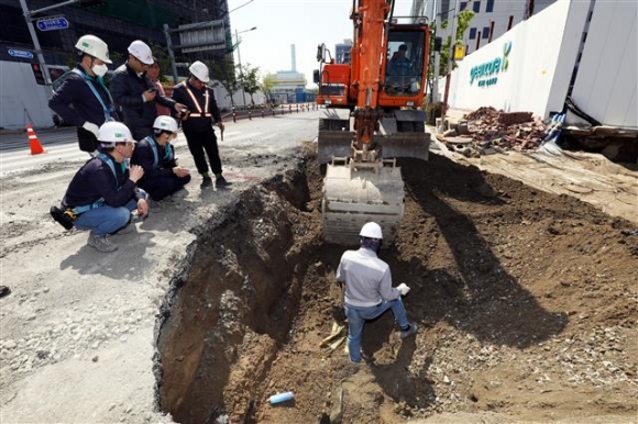 [포토] 폭삭 내려앉은 명지국제신도시 도로