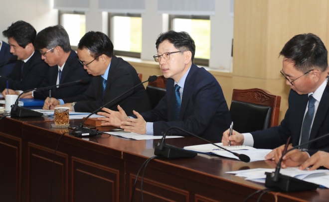 김경수 경남지사가 22일 경남도청에서 열린 혁신전략회의에서 모두발언을 하고 있다.