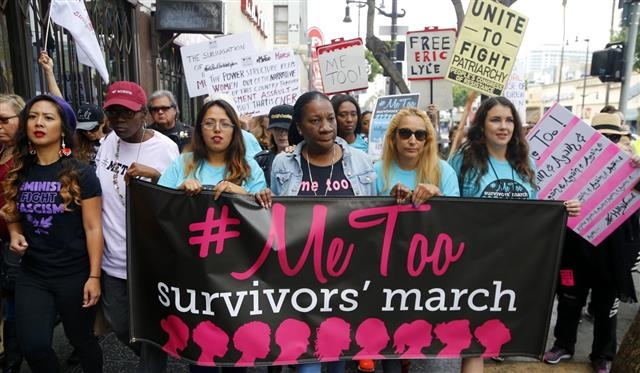 미국에서 미투 운동이 한 달째를 맞은 2017년 11월 12일 캘리포니아주 로스앤젤레스 할리우드에서 사회운동가 타라나 버크(앞줄 왼쪽 세 번째)를 비롯한 여성 단체 관계자들이 ‘미투 생존자들의 행진’이라고 적힌 플래카드를 들고 행진하고 있다.  로스앤젤레스 AFP 연합뉴스