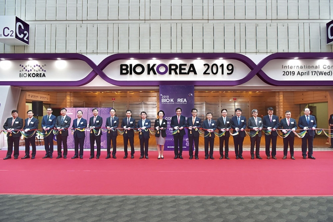 지난 17일 서울 코엑스에서 열린 ‘바이오 코리아 2019’ 개막식에서 이낙연(가운데) 국무총리 등 관계자들이 테이프 커팅을 하고 있다.