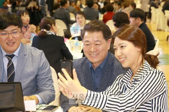 ‘광명시 청년들이여 힘내라’ 주제로 500인 토론회를 개최하는 박 시장.
