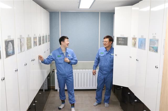 포항제철소 제강 부산물 재활용 협력사 ‘에스엔지’ 직원들이 새로 단장한 탈의실을 이용하고 있다.  포스코 제공