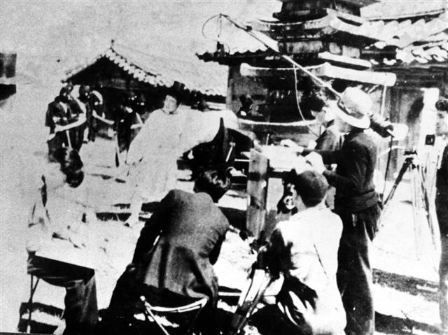 경성촬영소의 발성영화 3회작인 ‘홍길동전 속편’(1936)의 촬영 현장. 카메라와 연결돼 있는 마이크 장비의 모습에서 동시녹음이 이루어졌음을 확인할 수 있다.  한국영상자료원 제공