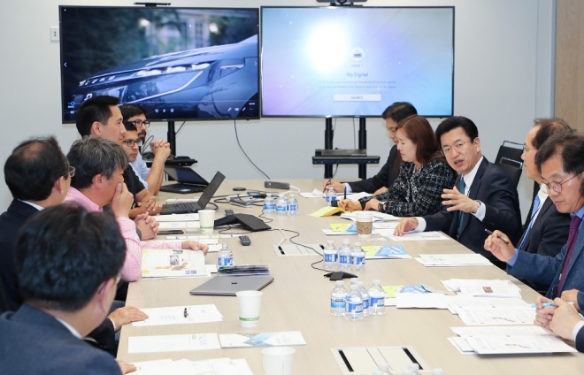 허태정 대전시장이 22일(현지 시각) 실리콘밸리 바이튼사를 방문해 대전 투자유치를 제안하고 있다.