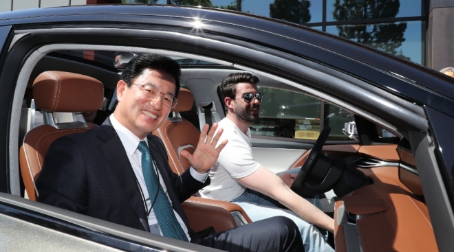 허태정 대전시장이 22일(현지 시각) 미국 실리콘밸리 바이튼사를 방문해 올해 출시될 전기차에 타고 포즈를 취하고 있다