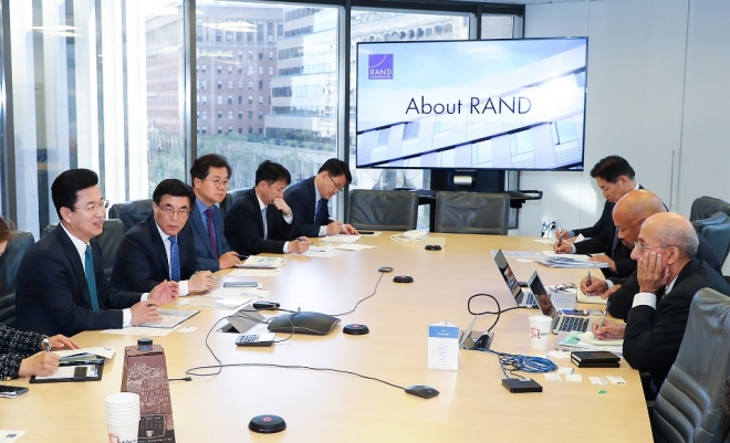 허태정 대전시장이 22일(현지 시각) 샌프란시스코 랜드연구소를 방문해 4차산업혁명특별시에서의 지방정부 역할에 대해 자문을 구하고 있다.