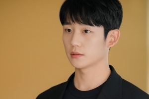 ‘봄밤’ 정해인, 애틋한 로맨틱 눈빛 포착 ‘멜로 감성 제대로’