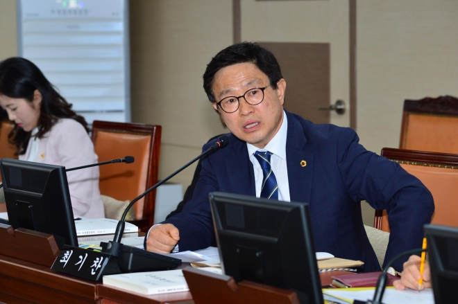 교육감에게 질의하는 최기찬 의원
