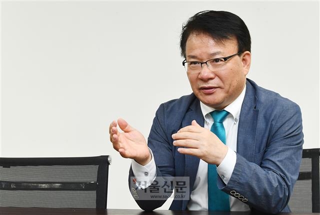 이익현 한국법제연구원장은 22일 서울 중구 서울신문사에서 진행한 인터뷰에서 신기술을 기반으로 한 4차 산업혁명 시대에 기존 규제와 제도를 개혁 지원하는 법제 연구에 대해 설명하고 있다. 안주영 기자 jya@seoul.co.kr