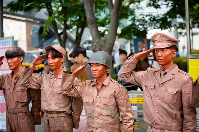 아시아 최대 거리퍼레이드로 대구의 대표축제인 2019 대구컬러풀페스티벌이 다음달 4일부터 5일까지 이틀간 국채보상로와 동성로 일대에서 개최된다. 지난해 열린 대구컬러풀페스티벌에서 선보인 100인 동상 퍼포먼스. 서상돈, 이상화, 이인성, 김광석 등 대구를 대표하는 인물들이 재현됐다.