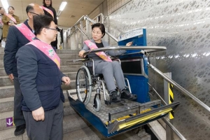 [현장 행정] 휠체어 리프트 타보니 알았다 약자용 엘리베이터 필요성을