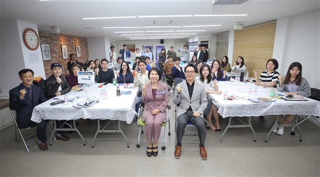 조은희(가운데 왼쪽) 서초구청장이 지난 22일 구청에서 열린 ‘취업성공 청사진 아카데미’ 오리엔테이션에서 참가자들과 기념 촬영을 하고 있다.  서초구 제공