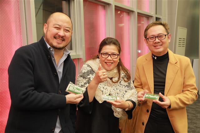 지난 11일 서울로 포상관광 온 인도네시아 보험회사 마누라이프 임직원들이 서울시에서 ‘플러스 서울’ 프로그램으로 지원한 기업 로고가 장식된 쿠키를 받고 엄지를 치켜들고 있다. 서울시 제공