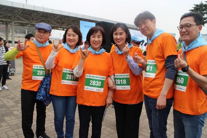 참석자들과 함께 한 서울시의회 보건복지위 김혜련 위원장(왼쪽 세 번째)