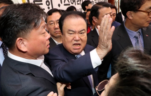 자유한국당 의원들과 설전 벌이는 문 의장