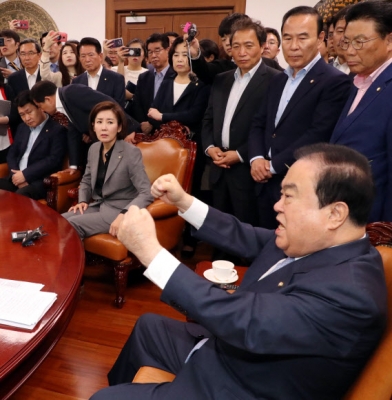 한국당 의원들과 대화하는 국회의장