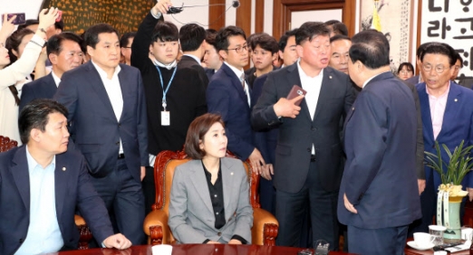 문희상 국회의장 막아서는 김명연 의원