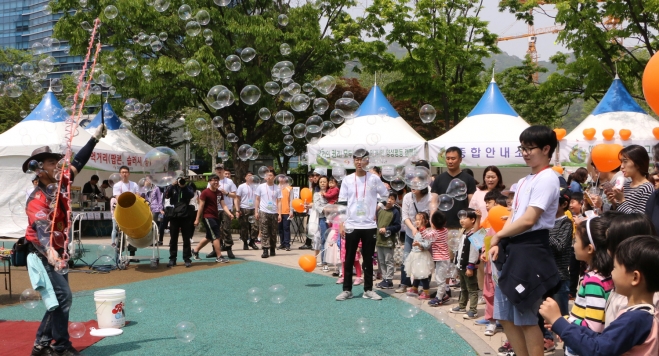 지난해 열린 어린이날 축제 ‘비늣방울쇼’ 한 장면. 과천시 제공