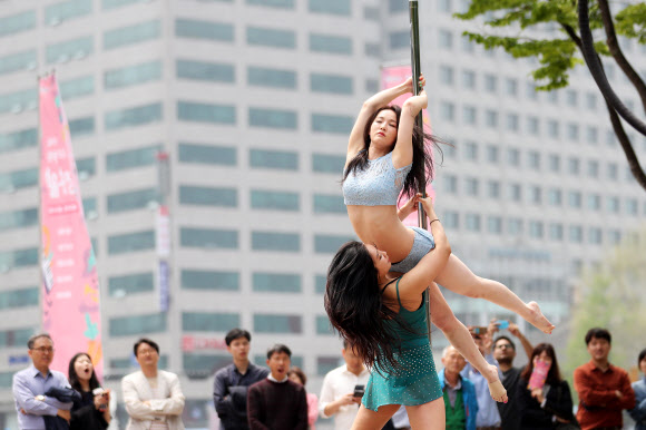 서울광장에서 선보이는 폴댄스  24일 오후 서울광장에서 조성아폴아트팀이 ‘2019 문화가 흐르는 서울광장’ 사전공연 무대를 펼치고 있다. 2019.4.24 연합뉴스