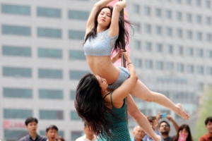 [포토] ‘한낮 광장을 점령한’ 폴댄스