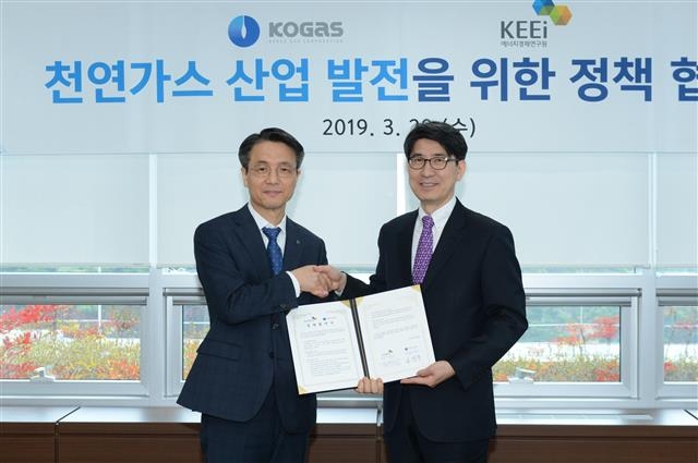 김영두(왼쪽) 한국가스공사 사장 직무대리가 지난달 20일 에너지경제연구원과의 ‘천연가스 산업 발전을 위한 정책 협약식’에서 협약서에 서명한 뒤 기념 촬영을 하고 있다.  한국가스공사 제공