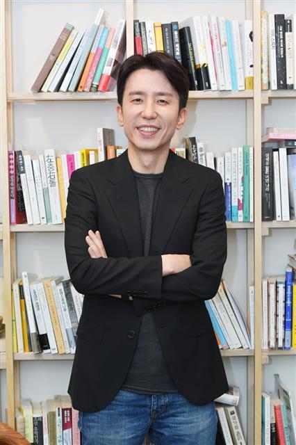 매주 화요일 저녁 관객에게, 매주 금요일 밤 시청자에게 한국 대중음악신의 뮤지션과 그들의 음악을 소개해 온 ‘유희열의 스케치북’이 10주년을 맞았다. 프로그램 안팎의 어려움에도 10년간 ‘스케치북’을 지켜 온 유희열은 방송을 거쳐 간 여러 제작진과 게스트, 주변 사람들에게 공을 돌렸다.  KBS 제공