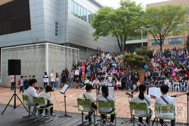 김포 고촌초에서 상설 재능 발표회 ‘꿈나눔 콘서트’를 하고 있다. 고촌초교 제공 