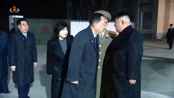 북한 김정은, 수행원들과 출발 전 대화