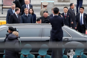 블라디보스토크역서 전용차 타는 김정은