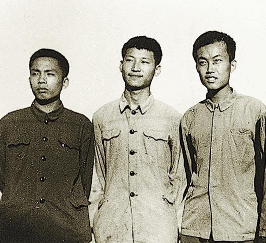중국 산시성 옌안시 옌촨현 원안이진 량자허촌 지청 시절의 시진핑(가운데) 모습. 홍콩 명보 홈페이지 캡처