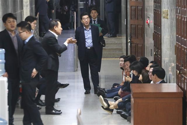 사개특위 회의장 입구 막은 한국당 의원들