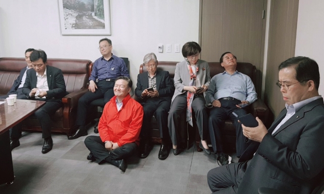 25일 채이배 바른미래당 의원의 의원실을 점거하고 있는 자유한국당 의원들의 모습. 채이배 의원실 제공. 연합뉴스