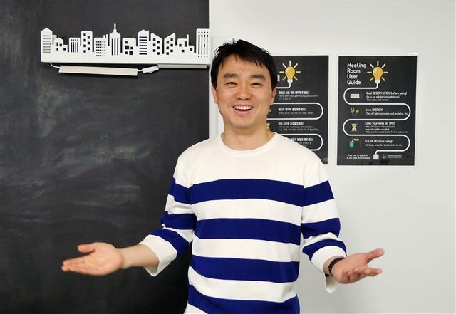 김태수 네오사피엔스 대표가 서울 양재R&CD 혁신허브에서 특정인의 목소리를 추출해 텍스트를 그 목소리로 읽어주는 타입캐스트(TypeCast) 서비스에 대해 설명하고 있다.