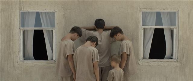 제20회 전주국제영화제가 새달 2일 개막해 열흘간 축제를 연다. 사진은 이방인의 방문으로 균열이 생긴 한 형제의 이야기를 그린 ‘더 리버’.  전주국제영화제 제공