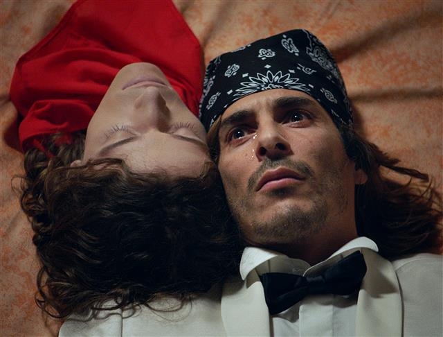 제20회 전주국제영화제가 새달 2일 개막해 열흘간 축제를 연다. 사진은 전직 텔레비전 시트콤 스타의 초현실주의적인 여정을 그린 ‘블론드 애니멀’.  전주국제영화제 제공