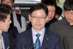 보석 후 첫 재판 나온 김경수 지사  ‘킹크랩’ 시연 참관 혐의 뒤집을까