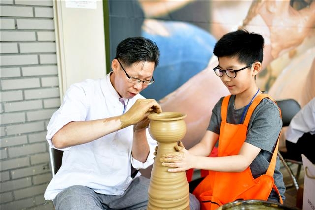 제31회 여주도자기축제가 27일부터 다음달 12일까지 ‘혼을 담은 천년 여주도자’를 주제로 신륵사 관광지 일원에서 막을 연다. 사진은 지난해 열린 축제에서 물레를 돌려 도자기를 빚는 관람객들.  여주시 제공