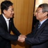 박양우 장관과 악수하는 정운찬 총재