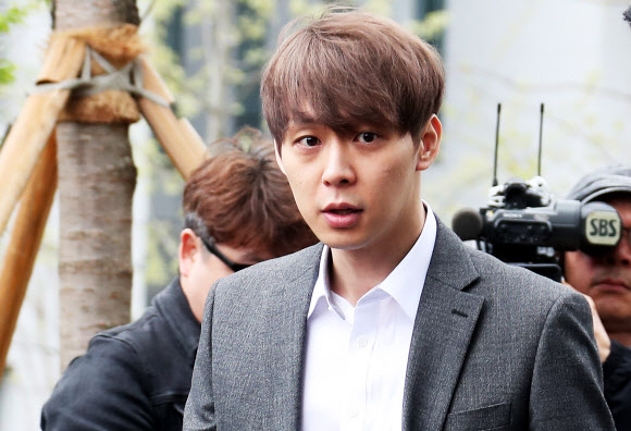 머리 염색하고 영장실질심사 출석하는 박유천