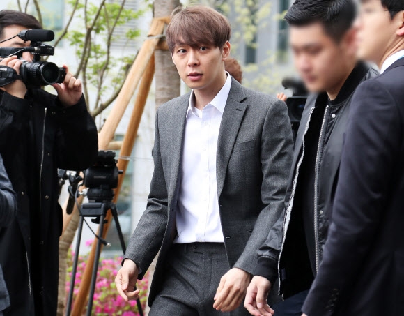 머리 염색하고 영장실질심사 출석하는 박유천