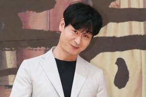 ‘조수향 ♥’ 박혁권, 열애 공개 후 첫 공식석상 ‘수줍은 미소’